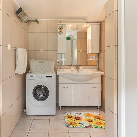 Nyaraló Sunflower House With Jacuzzy And Sauna *