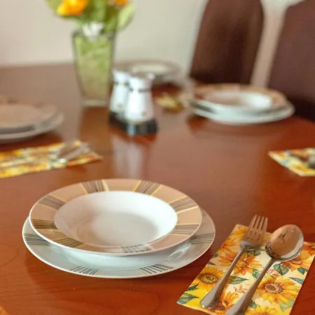 Sunflower House With Jacuzzy And Sauna Nyaraló