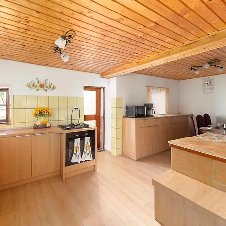 펜션 Sunflower House With Jacuzzy And Sauna