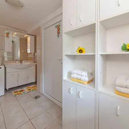 Sunflower House With Jacuzzy And Sauna Nyaraló *