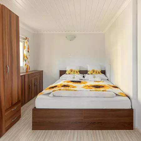 Sunflower House With Jacuzzy And Sauna 펜션