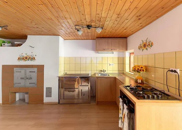 Sunflower House With Jacuzzy And Sauna בית נופש