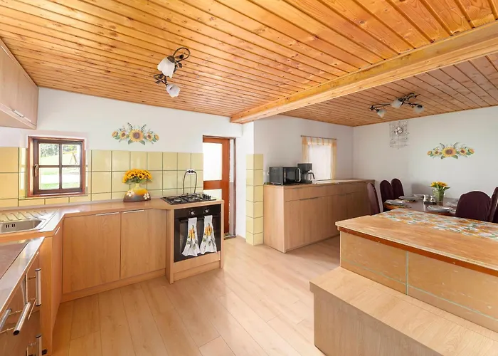 Počitniška hiša Sunflower House With Jacuzzy And Sauna