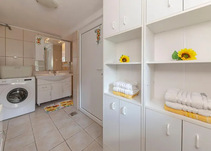 Sunflower House With Jacuzzy And Sauna בית נופש *