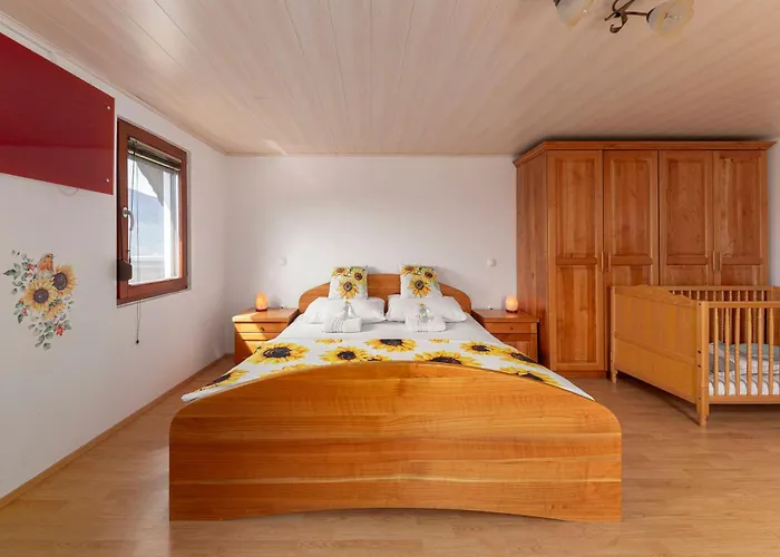 Počitniška hiša Sunflower House With Jacuzzy And Sauna Vitanje