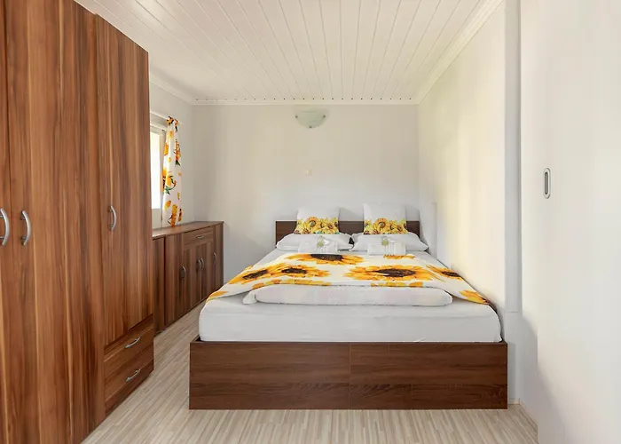 Sunflower House With Jacuzzy And Sauna בית נופש